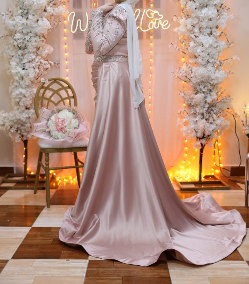 فستان للبيع